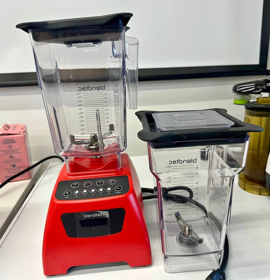 Brand New Blendtec Classic 575 Poppy Blender with Extra Jar