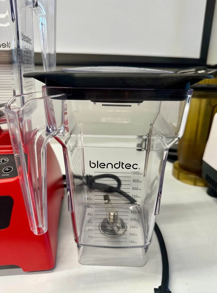 Brand New Blendtec Classic 575 Poppy Blender with Extra Jar - photo 2