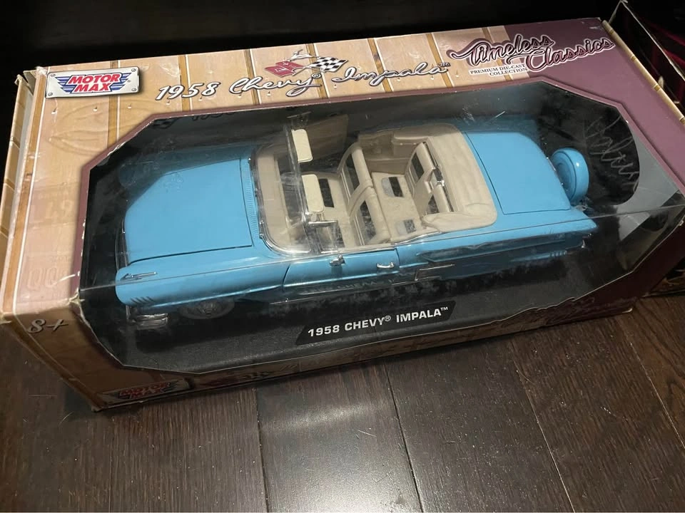 2 rare 1:18 scale model cars in the box - photo 3