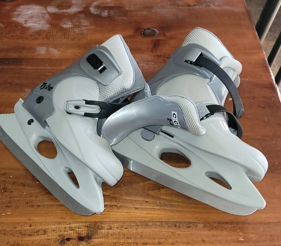 CCM Youth Adjustable Skates - Junior Size 2-3-4 - photo 2
