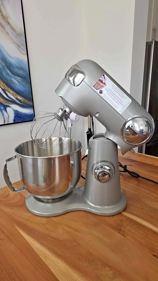 Cuisinart Mixer 12 Speeds 5.5 Quarts with Attachments