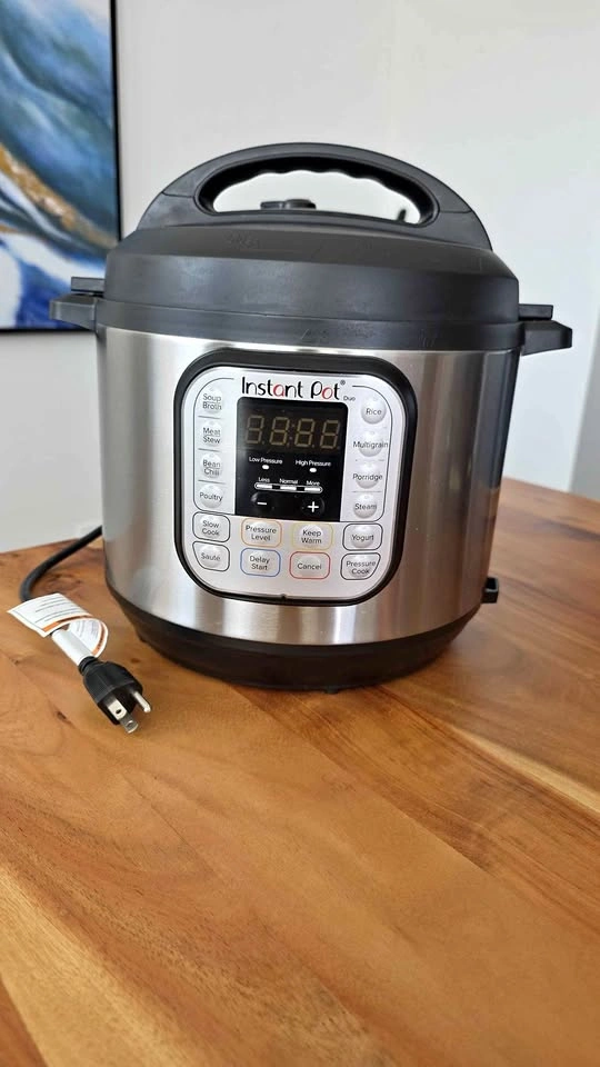 Instant Pot Duo 60v4 - 6 Quarts and 11 functions