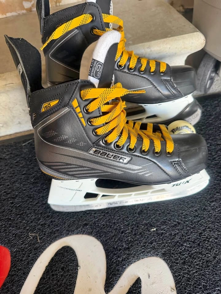 Bauer Supreme 150 Ice Hockey Skates Size 6 EE with Rollergards