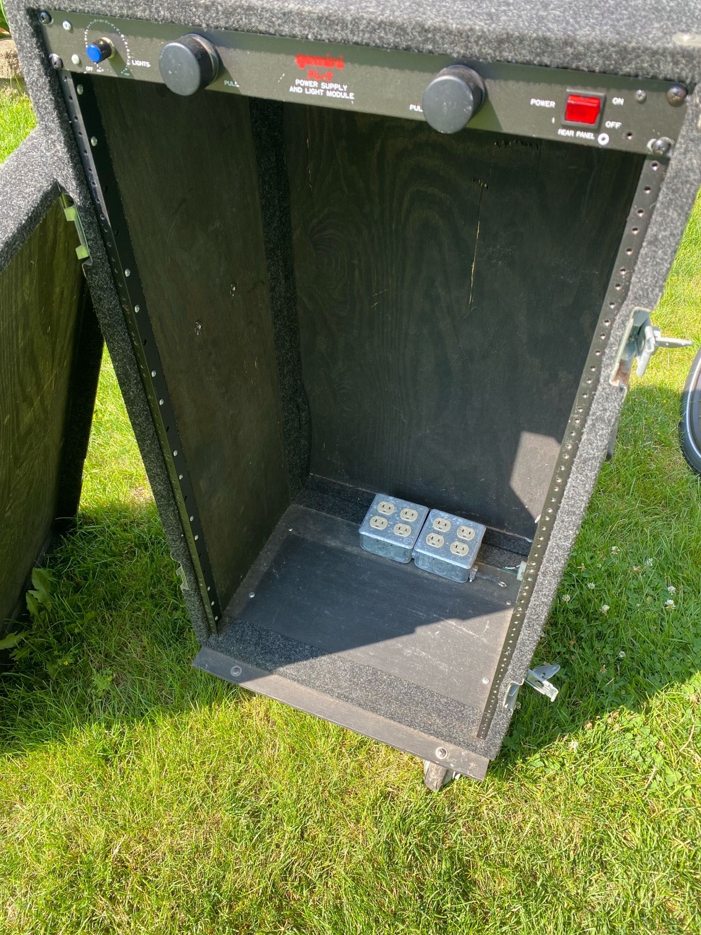 Grundorf Carpeted Studio Rack Case w/heavy duty wheels - photo 2