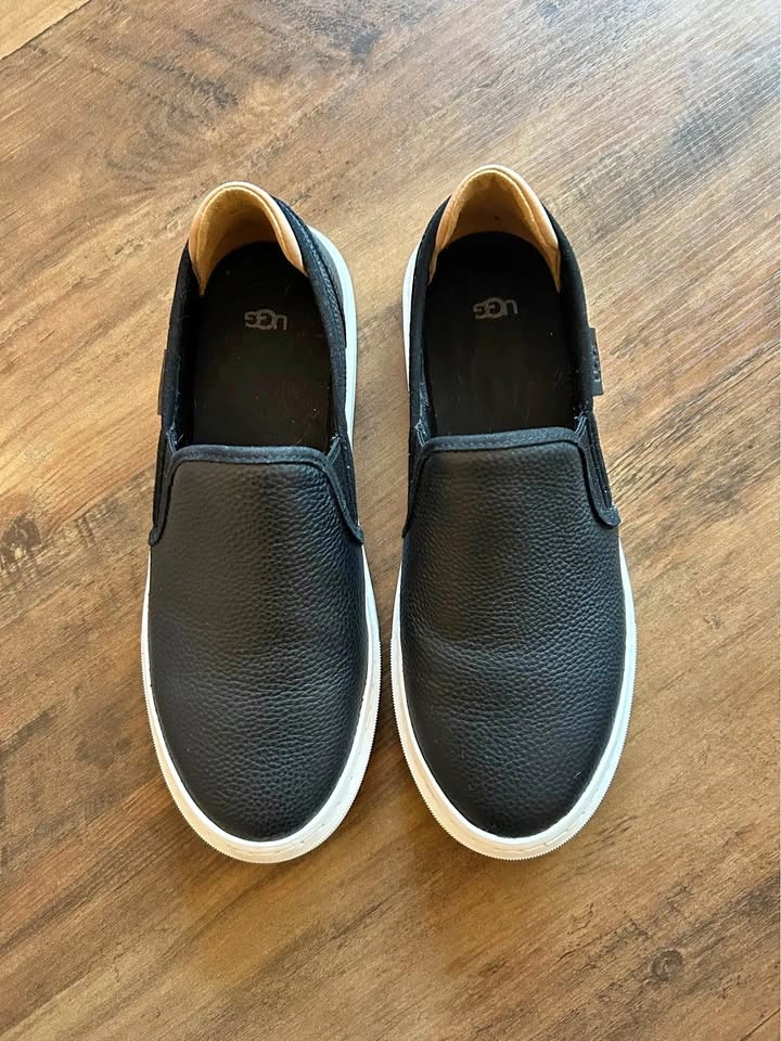 UGG Womens Alameda Slip on Sneaker