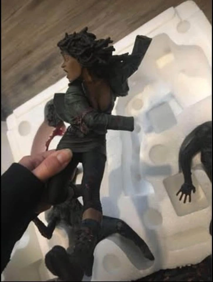 Michonne Mcfarlane resin statue in box The Walking Dead - photo 3