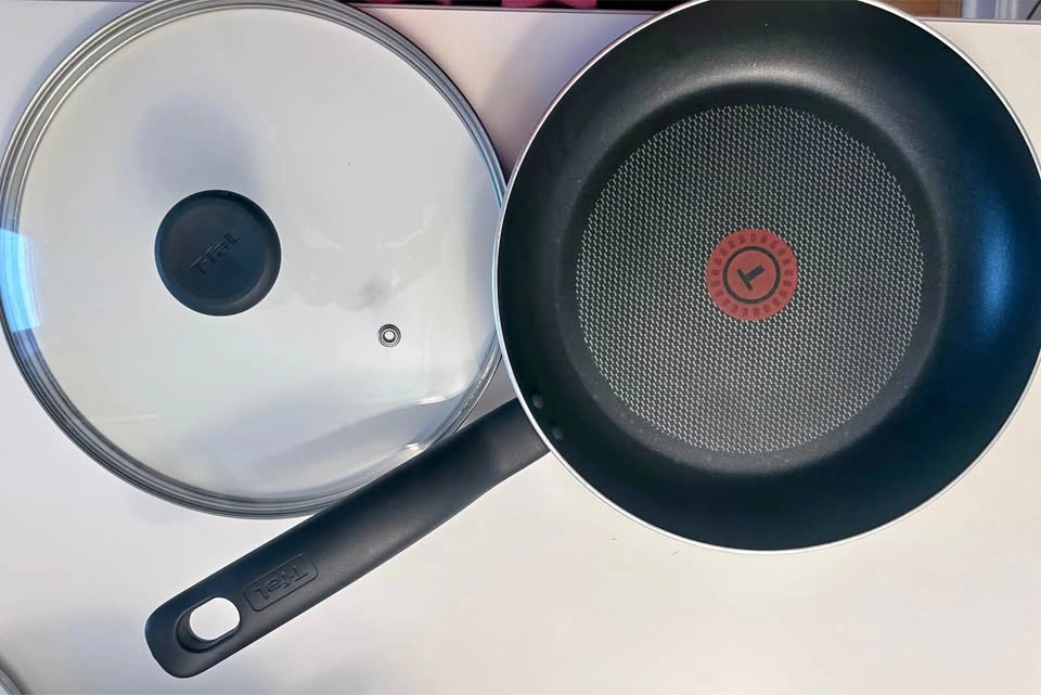 T-Fal Nonstick Fry Pan with Lid – Black ~10”