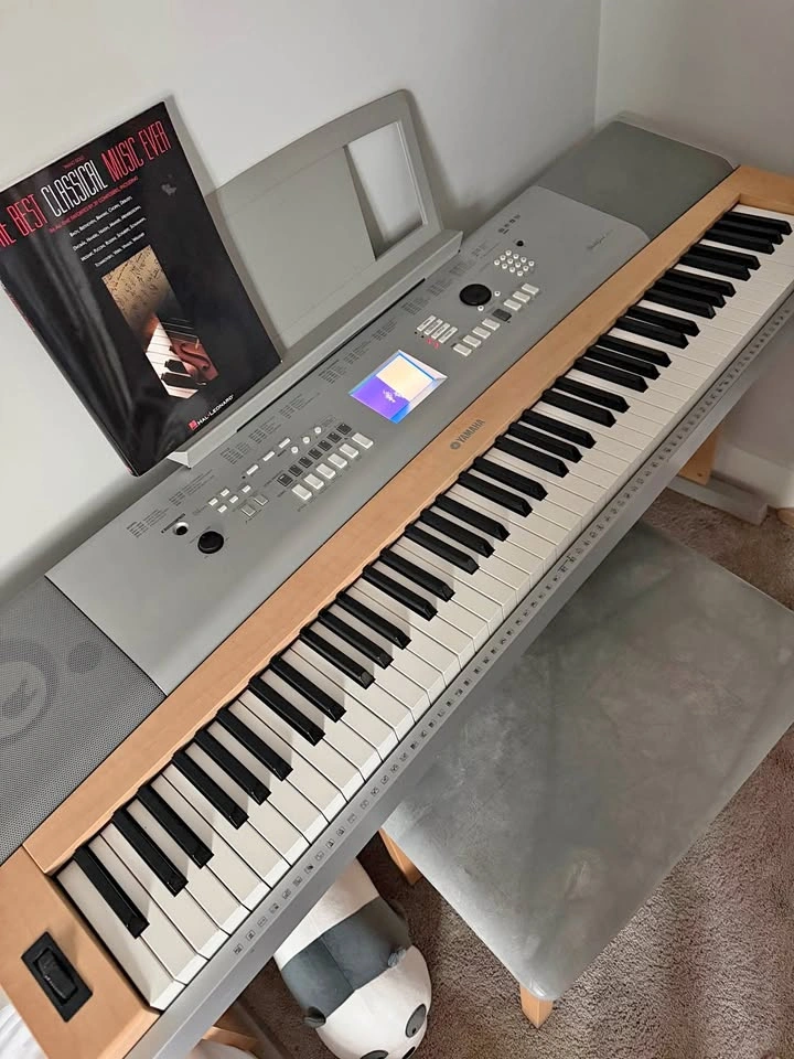 Yamaha DGX-620 88-Key Digital Piano + New LCD Screen + Extras