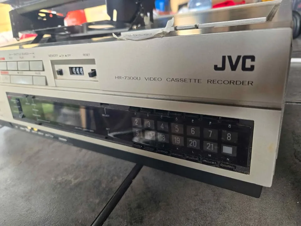 JVC HR-7300U Video Cassette Recorder top loader image indicator(2)