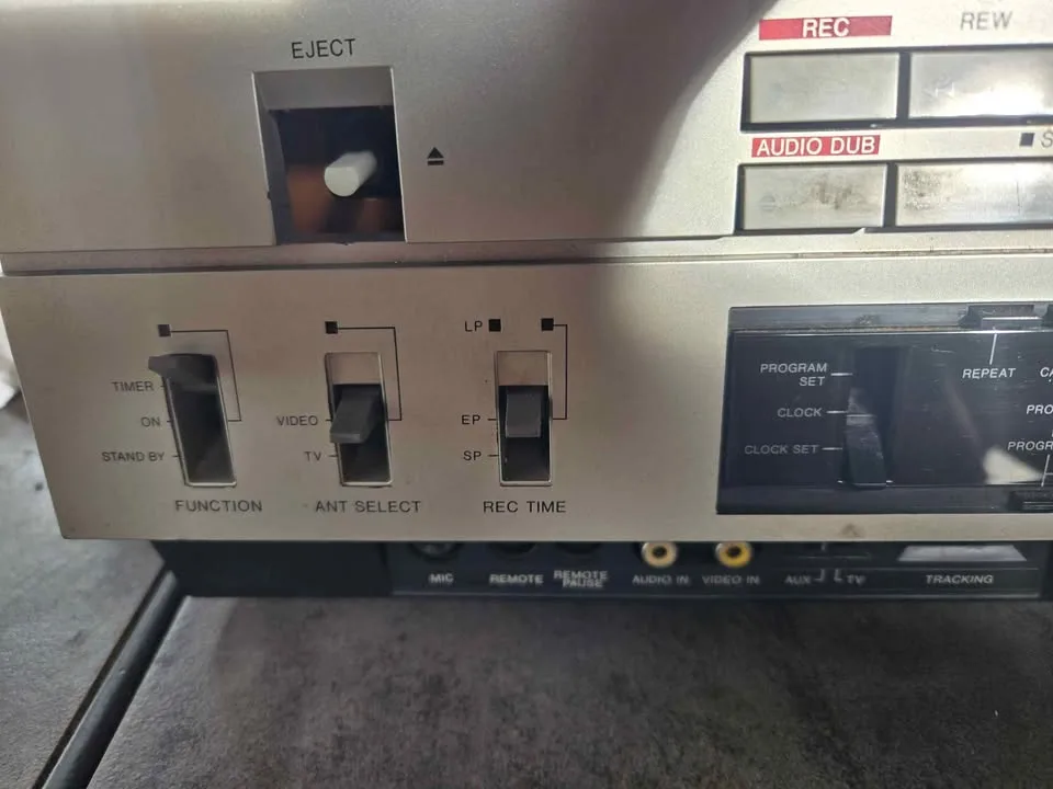 JVC HR-7300U Video Cassette Recorder top loader image indicator(3)