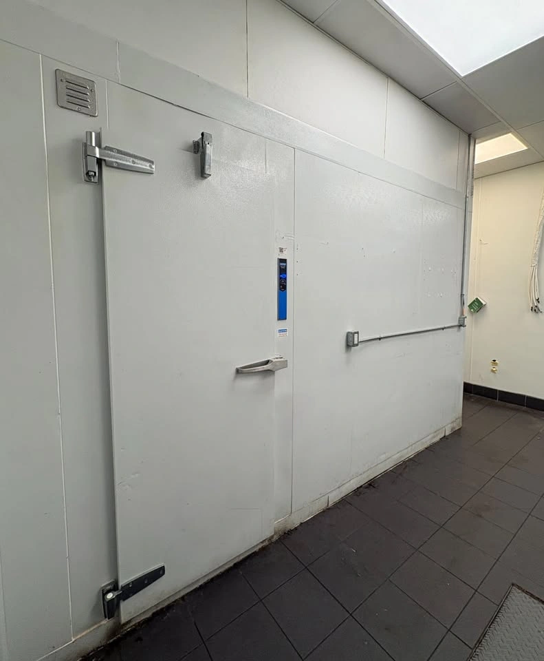 CURTIS 6' x 14' Walk-In Refrigerator + Freezer Combo - photo 5