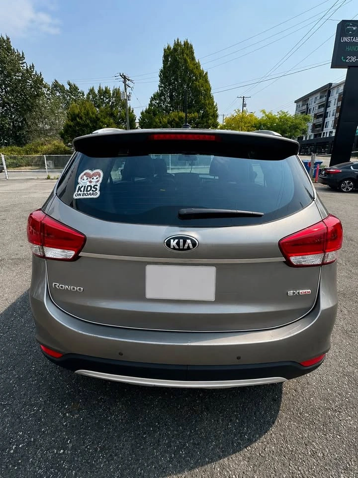 2017 Kia Rondo - photo 2