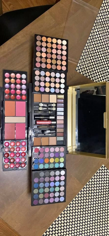 Icing Instinct Makeup Kit Palette