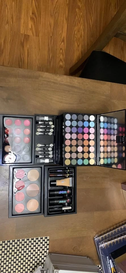 Claire's Makeup Set - photo 3
