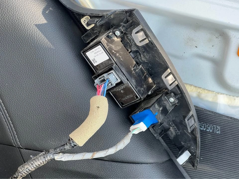 Accord rear left door parts - photo 2