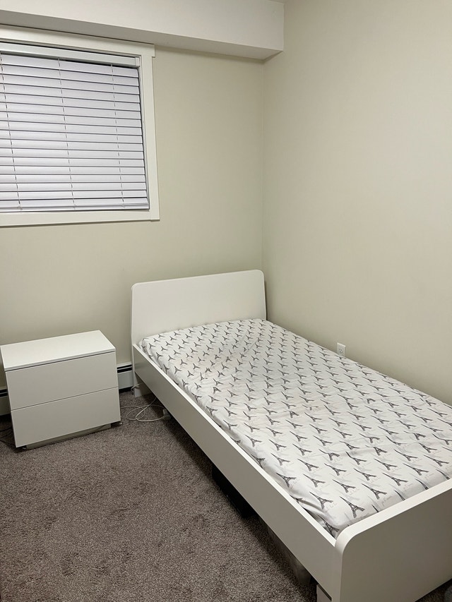 Bed and side table - photo 2
