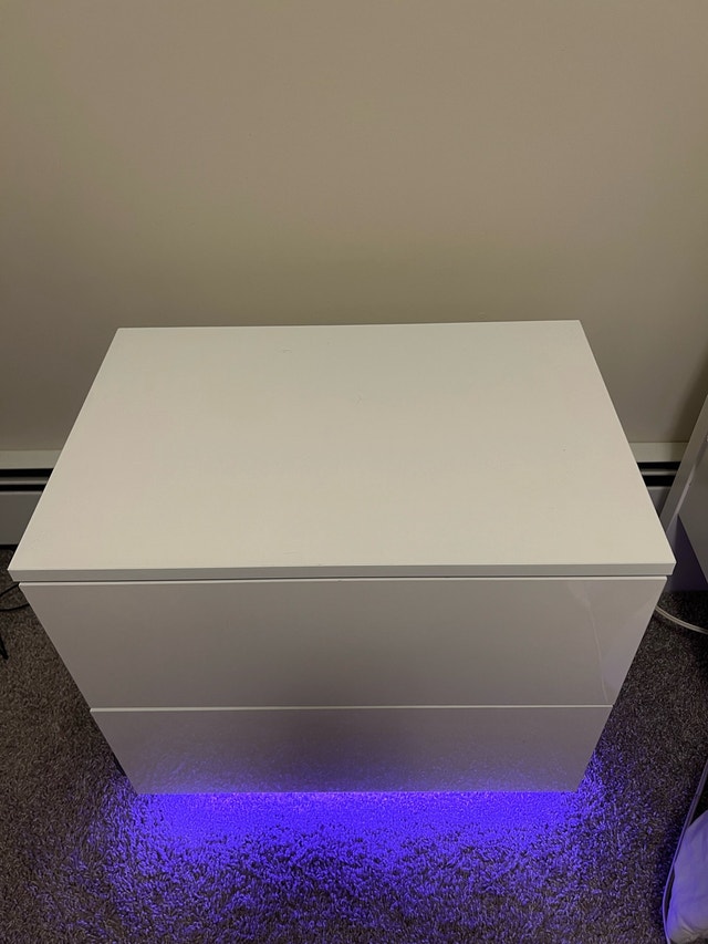 Bed and side table - photo 4