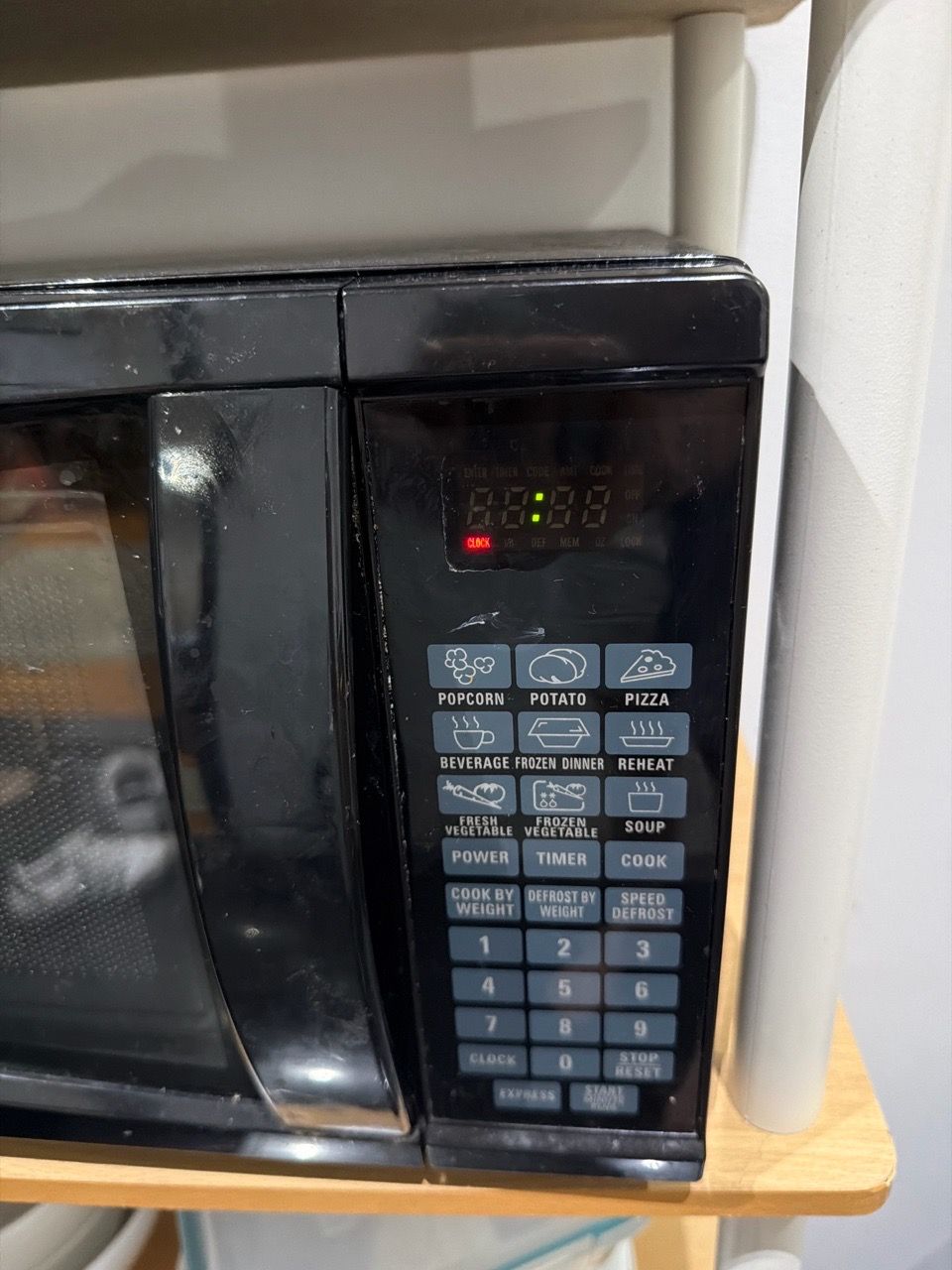 700 Watt Sunbeam Countertop Microwave - photo 2