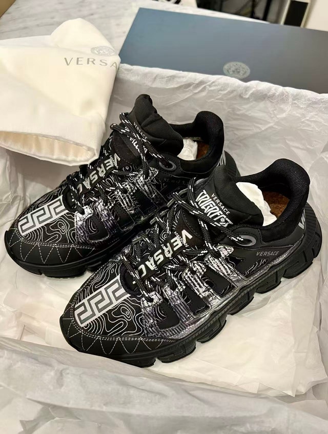 New in box Versace sneakers unisex size 7.5 - photo 2
