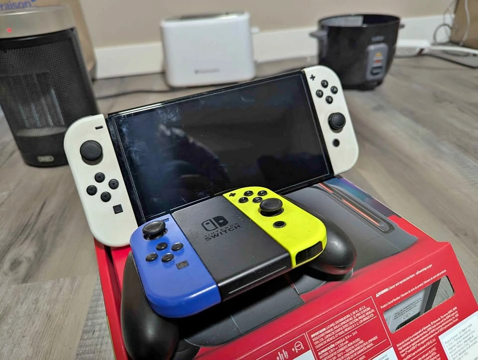 Nintendo Switch OLED Bundle + Extra Joy-Cons + 128GB MicroSD