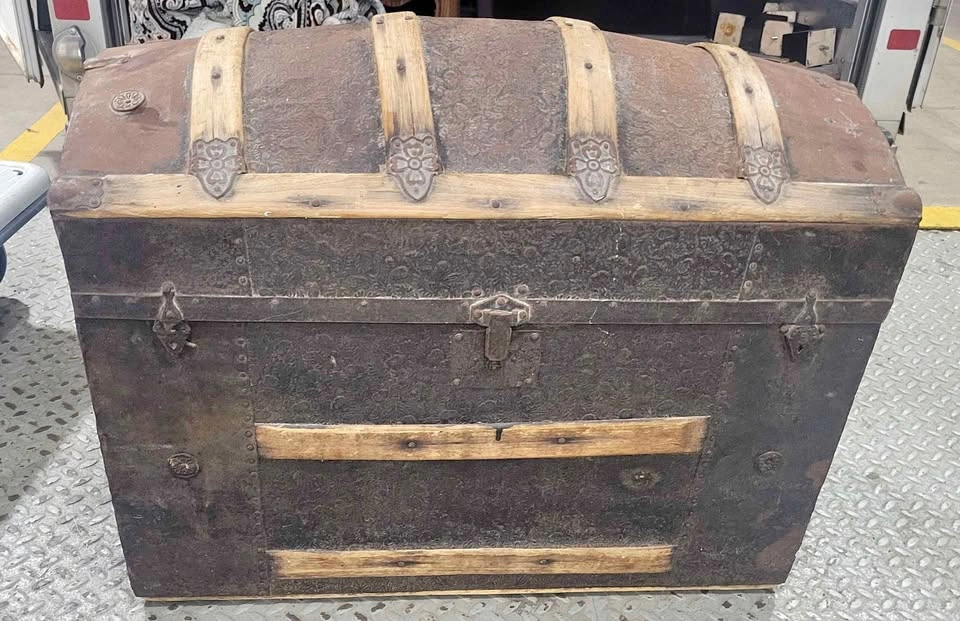 Vintage Dome Top Steamer Trunk w/ Original Interior Tray