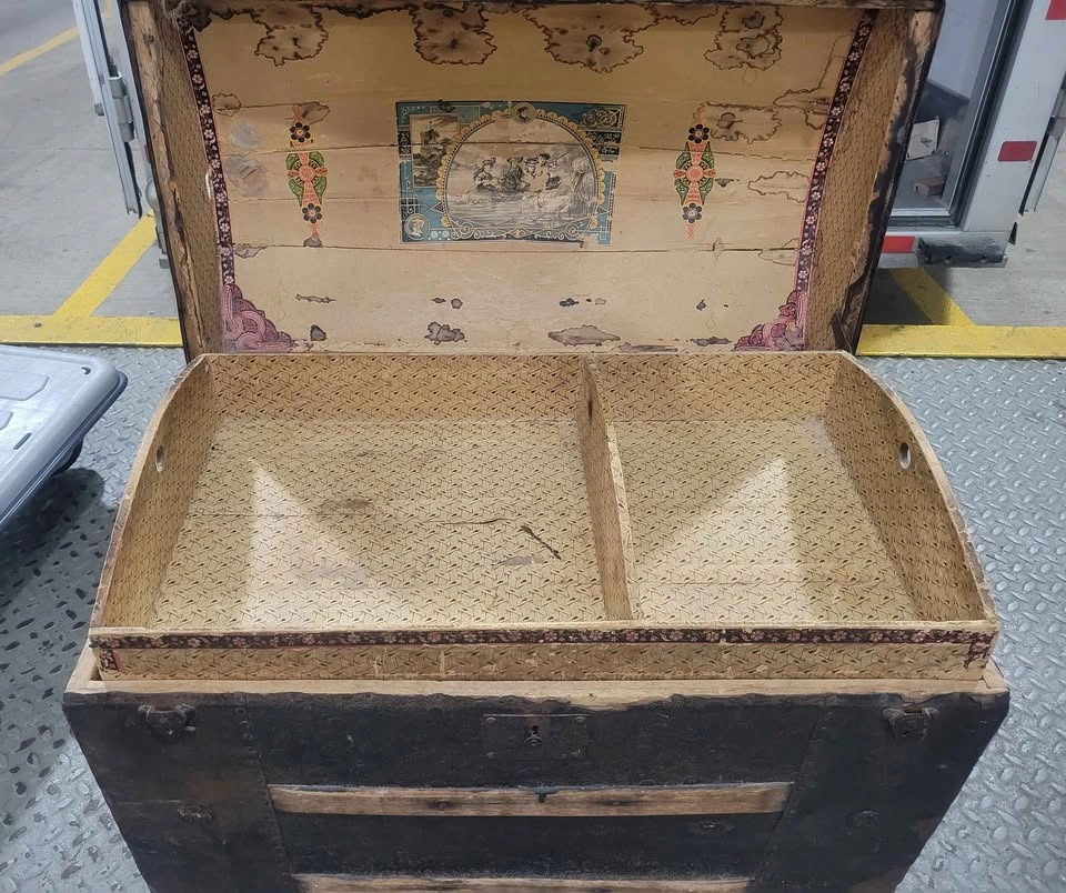 Vintage Dome Top Steamer Trunk w/ Original Interior Tray - photo 2