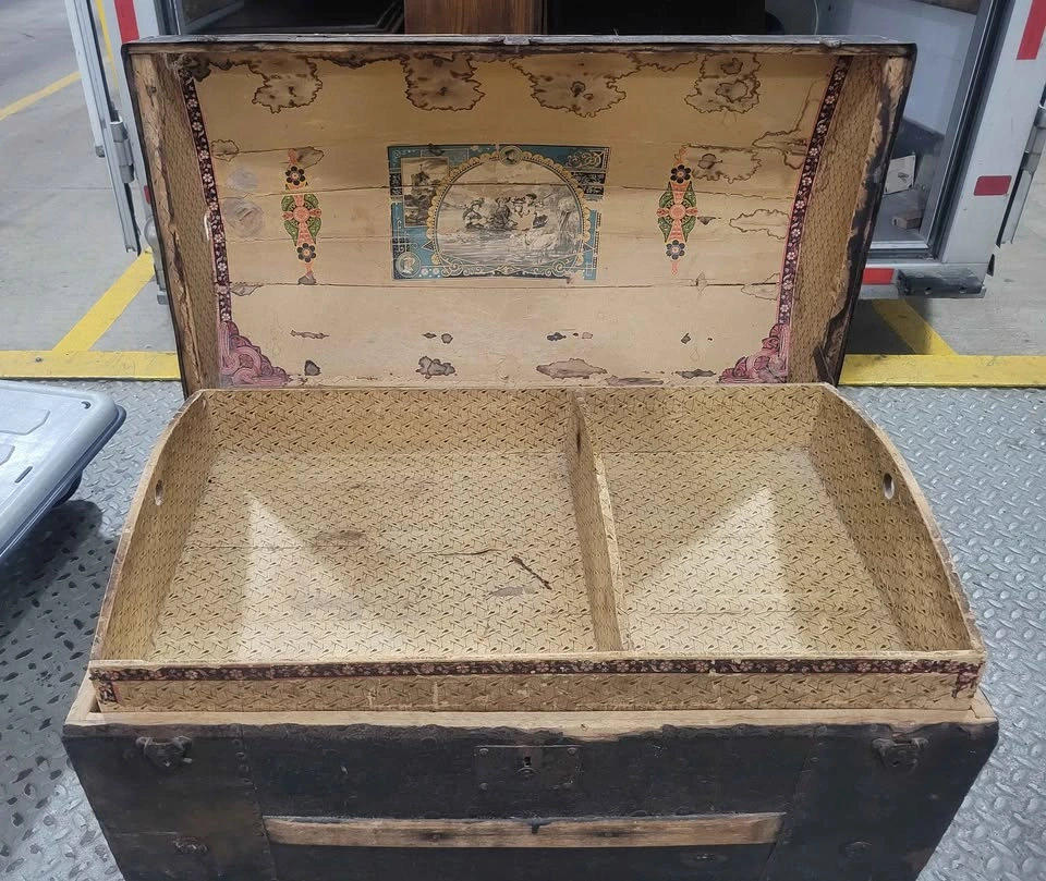 Vintage Dome Top Steamer Trunk w/ Original Interior Tray - photo 3