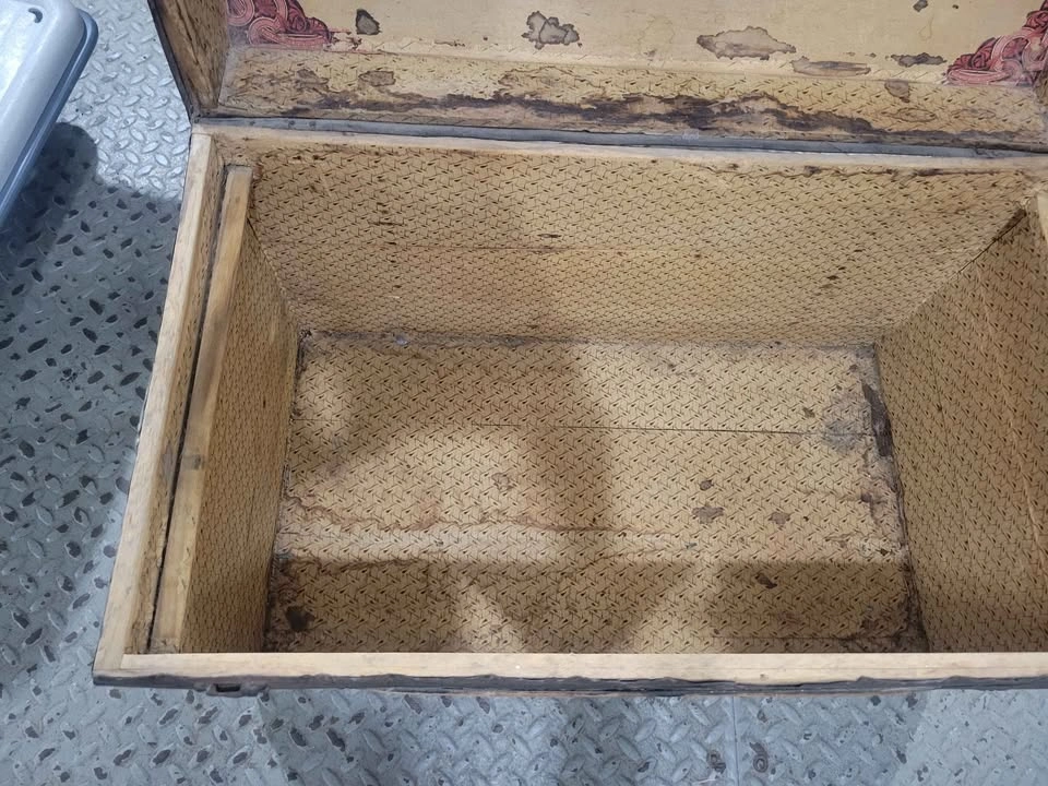 Vintage Dome Top Steamer Trunk w/ Original Interior Tray - photo 4