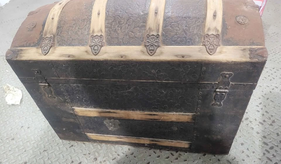 Vintage Dome Top Steamer Trunk w/ Original Interior Tray - photo 5
