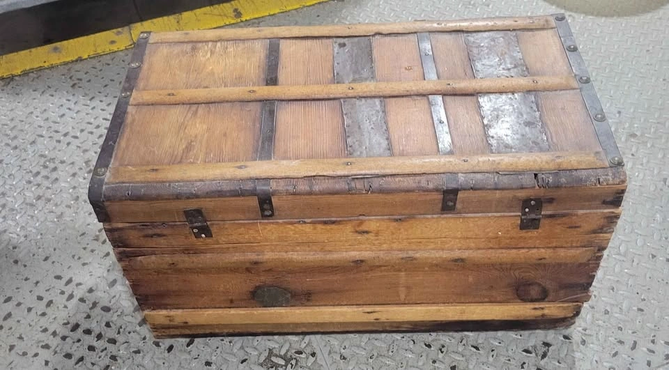Antique Blanket Chest / Steamer Trunk – Solid Wood - photo 2
