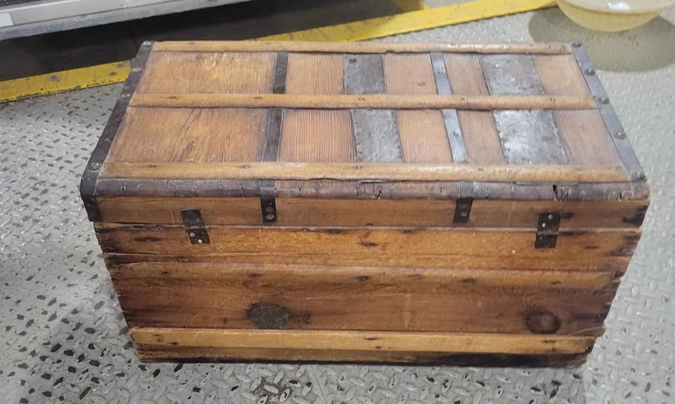 Antique Blanket Chest / Steamer Trunk – Solid Wood - photo 3