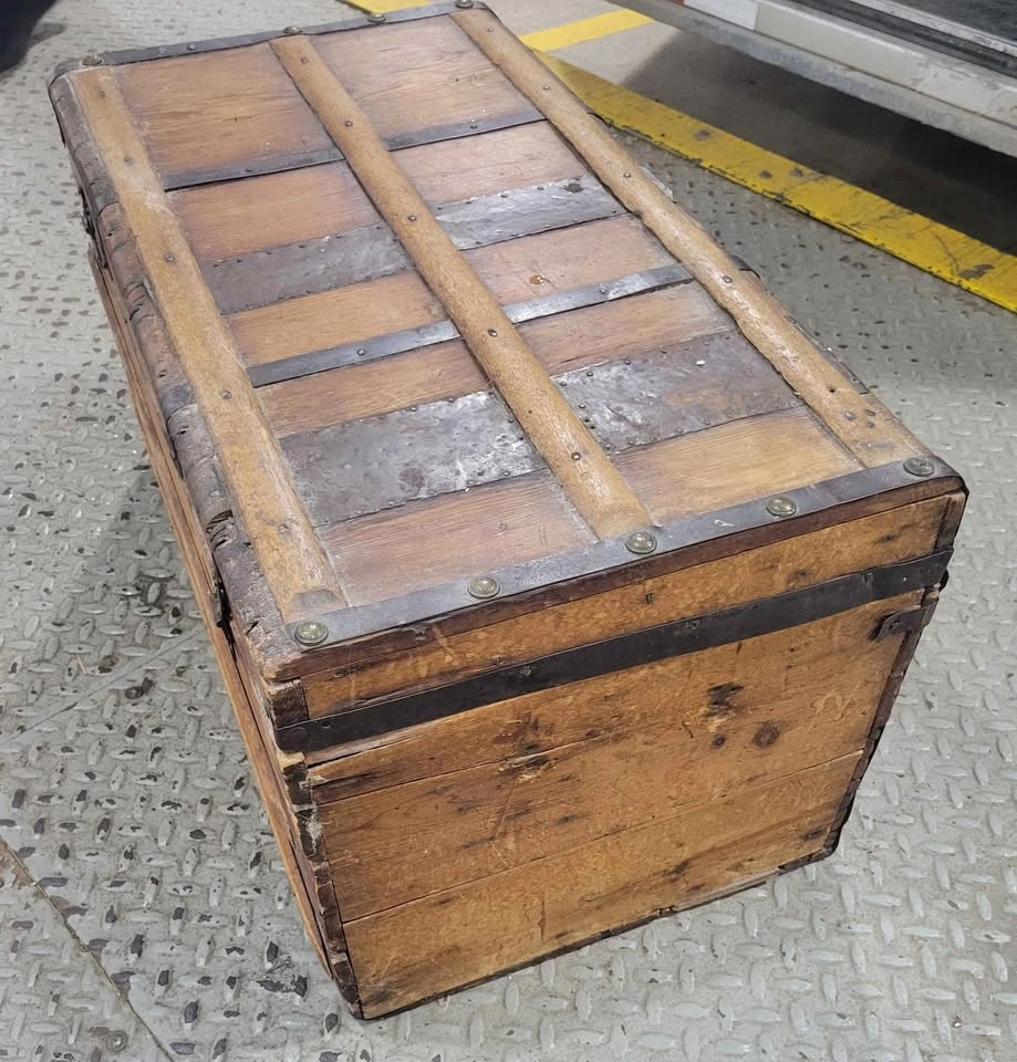 Antique Blanket Chest / Steamer Trunk – Solid Wood - photo 4