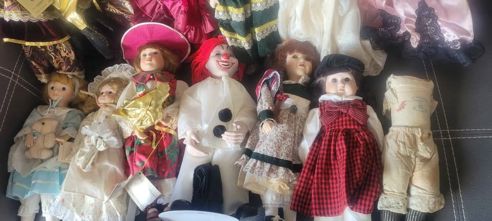 Large Collection of Vintage Porcelain Dolls - photo 2