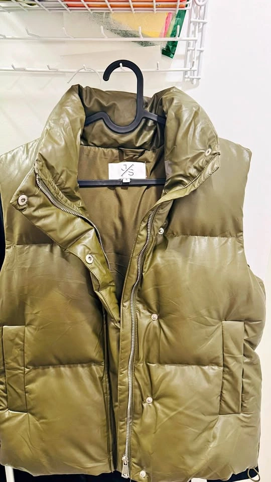 New puffer vest by Simons | size M