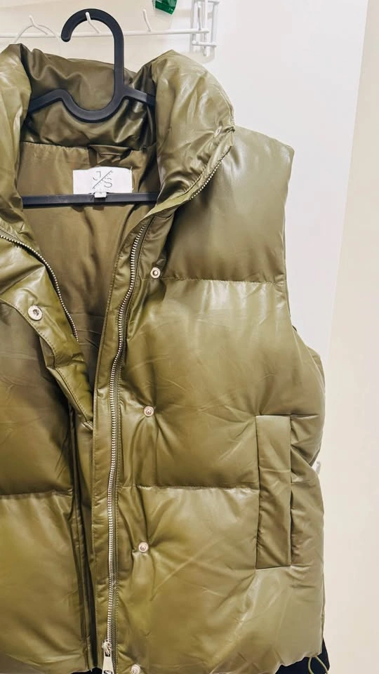 New puffer vest by Simons | size M - photo 2