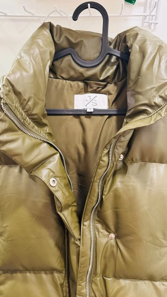 New puffer vest by Simons | size M - photo 3