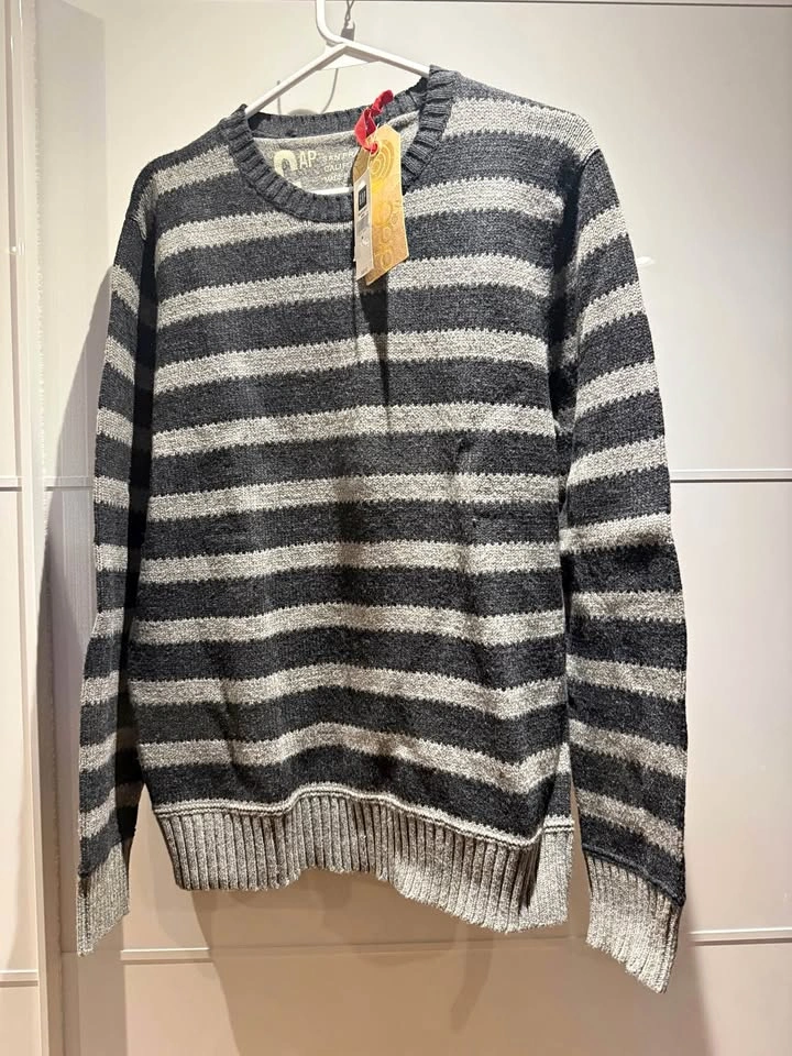 GAP men's crewneck knit sweater size M