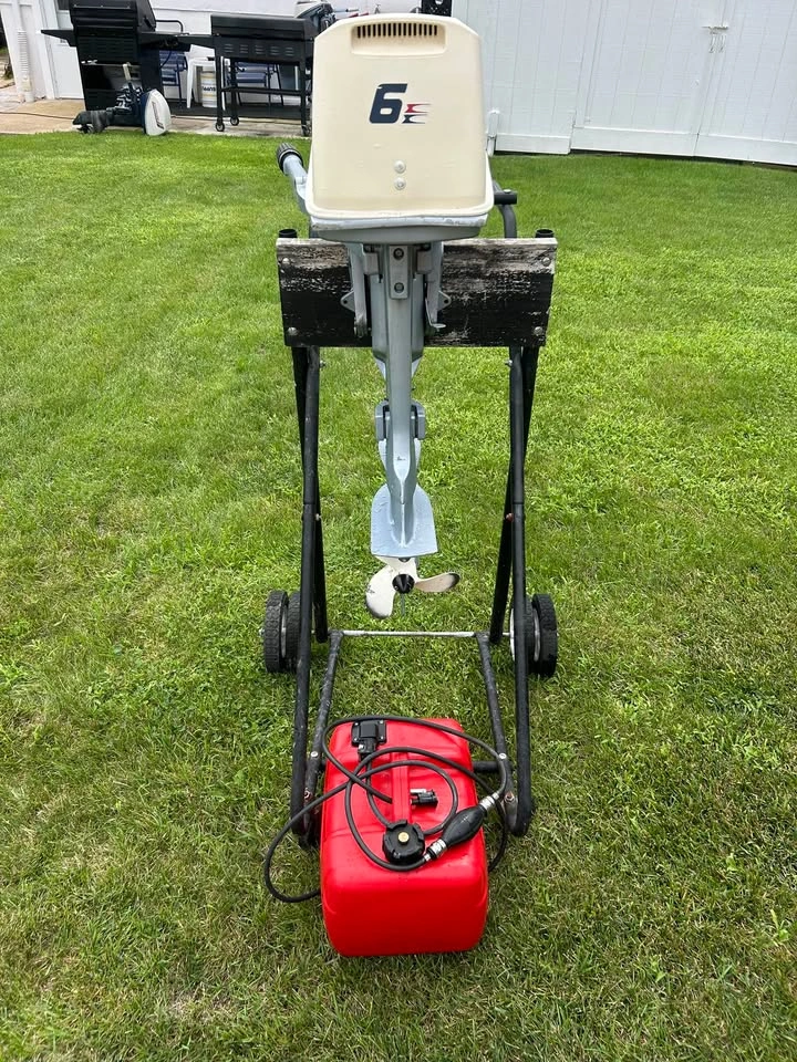 Evinrude 6 HP Outboard Motor - photo 2