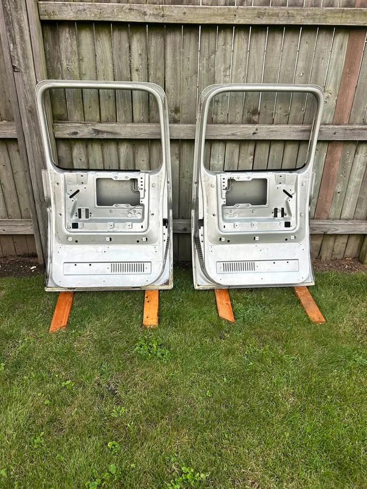 Chevrolet GM Suburban Back Door Pair - photo 2