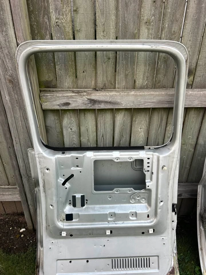 Chevrolet GM Suburban Back Door Pair - photo 4