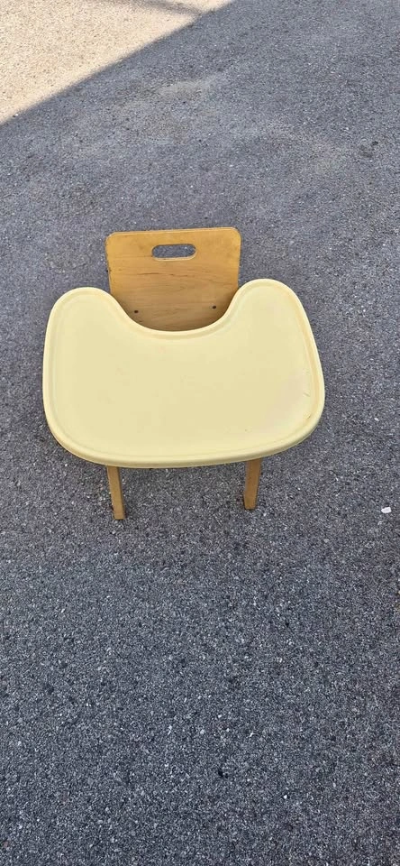 Childrens feeding chair