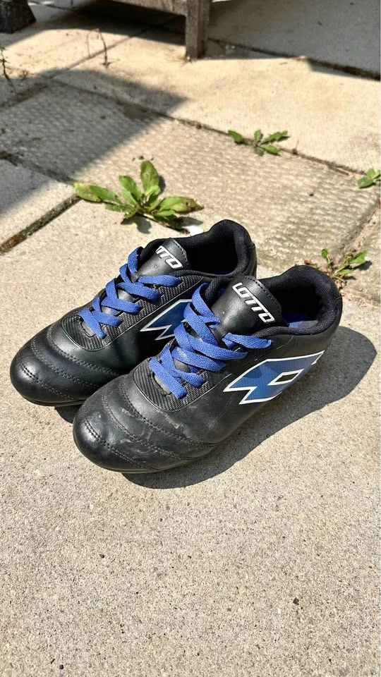 Lotto Kids Soccer Cleats – US Size 4 – Black/Blue