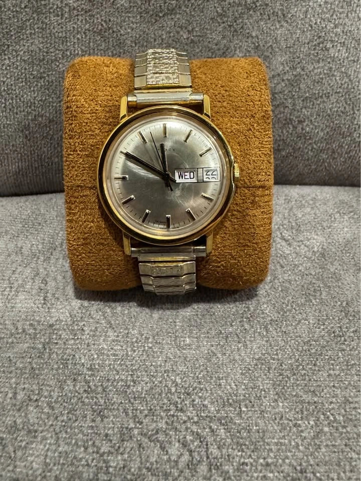 Vintage Timex Gold-Tone Day-Date Watch - photo 2
