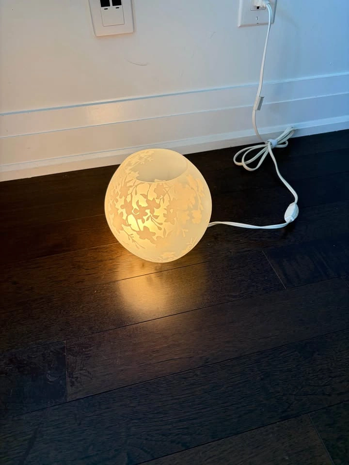 IKEA KNUBBIG Frosted Glass Floral Table Lamp - photo 2