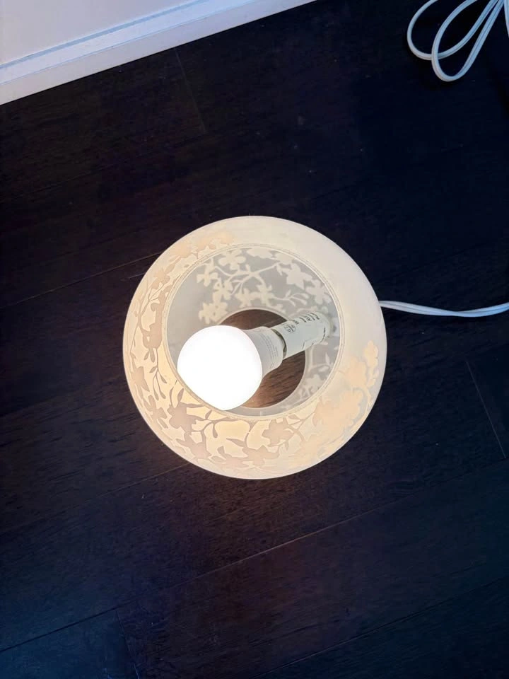 IKEA KNUBBIG Frosted Glass Floral Table Lamp - photo 3