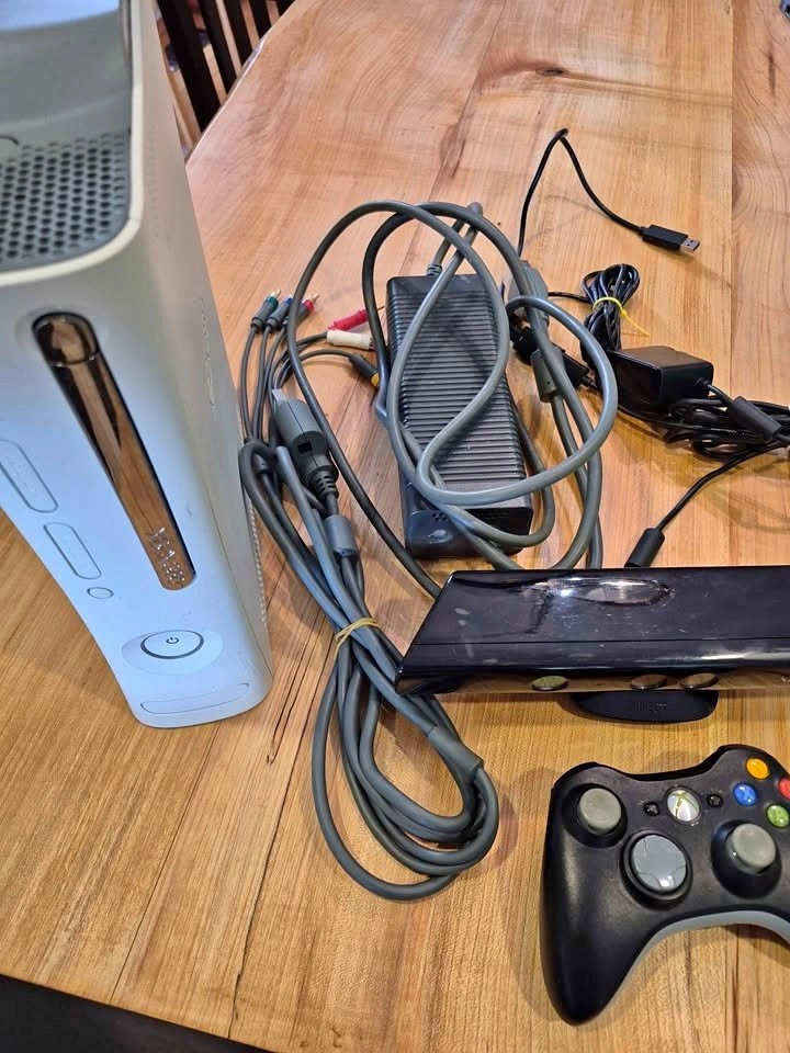 Xbox 360 Console Bundle – White (60GB) + Kinect + controller