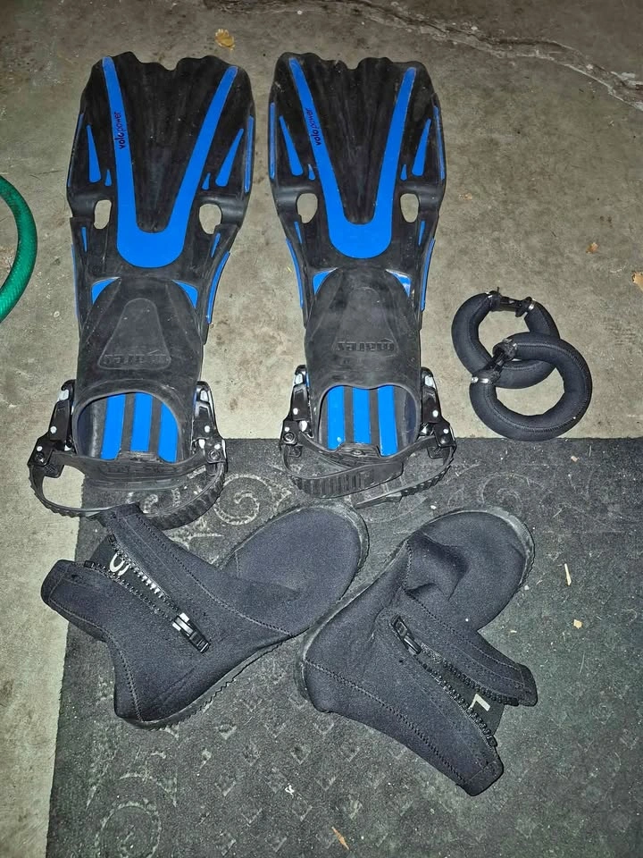 Mares VoloPower Flippers, boots and case