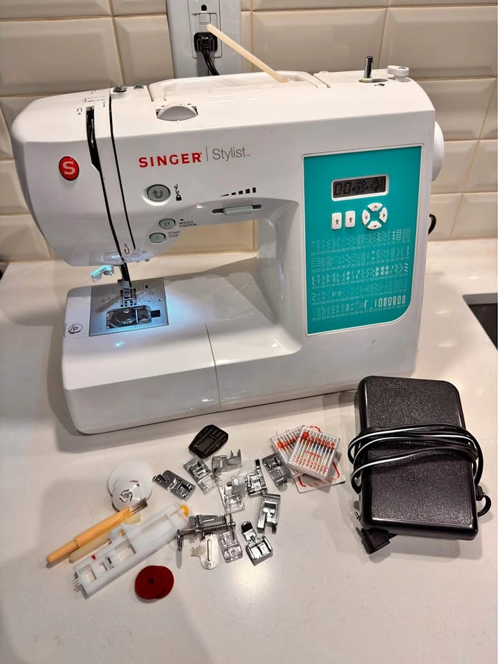 Singer Stylist 7258 Computerized Sewing Machine