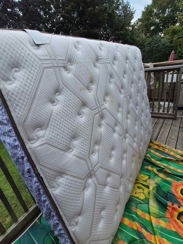 Queen mattress + frame - photo 3