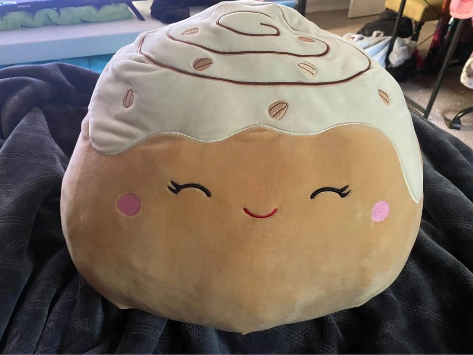 Cinnamon roll Squishmallow 22”